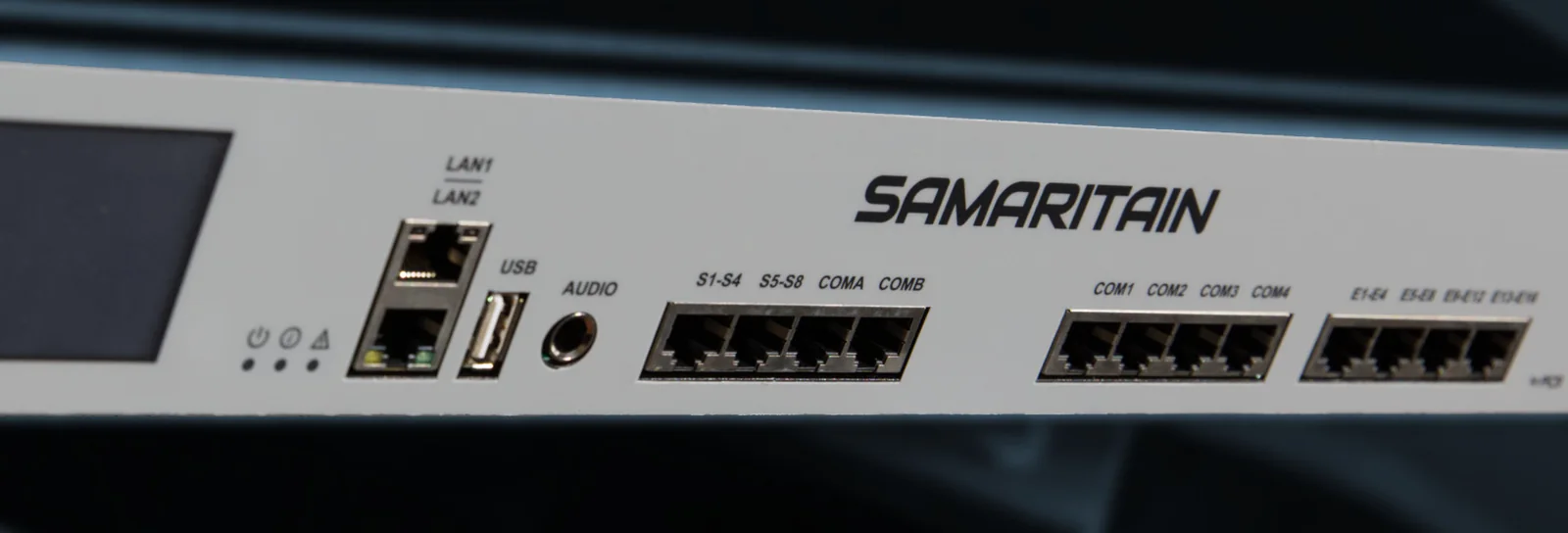 Face avant du serveur d'alarmes Samaritain fabriqué par PCS